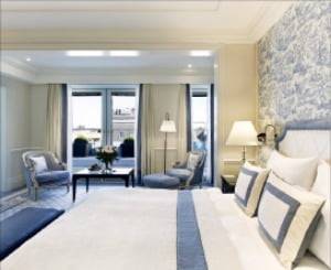 클래식한 디자인에 감각적인 미감을 더해 현대적 궁전처럼 꾸민 호텔 자허의 객실.