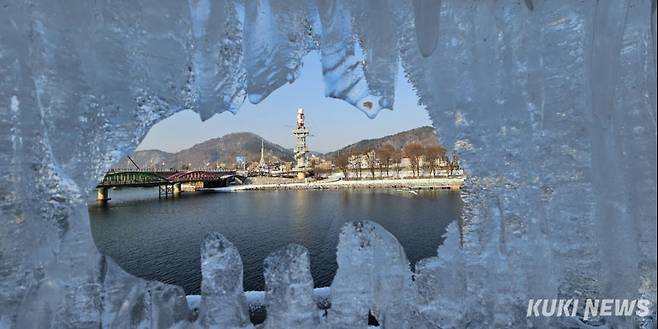 아침 기온이 영하권으로 뚝 떨어진 26일 오전 2025 화천산천어축제가 열리게 될 강원 화천군 화천천 인근에 고드름이 얼어있다.