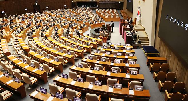 정명호 국회 의사국장이 26일 열린 국회 본회의에서 더불어민주당이 발의한 한덕수 대통령 권한대행 국무총리에 대한 탄핵소추안과 관련해 보고하고 있다. 연합뉴스