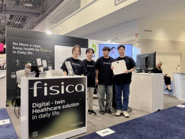 케어엔코의 부스에서는 대표 제품인 스포츠 헬스케어 디바이스 ‘Fisica’를 직접 체험할 수 있는 공간이 마련됐다. 관람객들은 634개의 정밀 센서가 제공하는 족저압 데이터 분석과 AI 기반 맞춤형 건강 관리 솔루션을 시연하며 높은 관심을 보였다. 부산디자인진흥원 제공