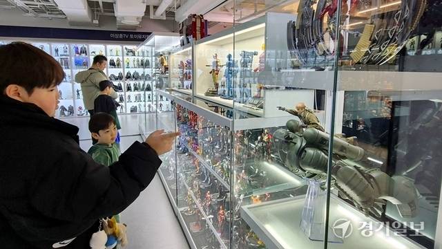 26일 오후 AK플라자 수원에서 열린 이상훈TV 토이뮤지엄과 후니버셜스튜디오 전시 팝업에서 어린이들이 전시품을 감상하고 있다. 금유진기자