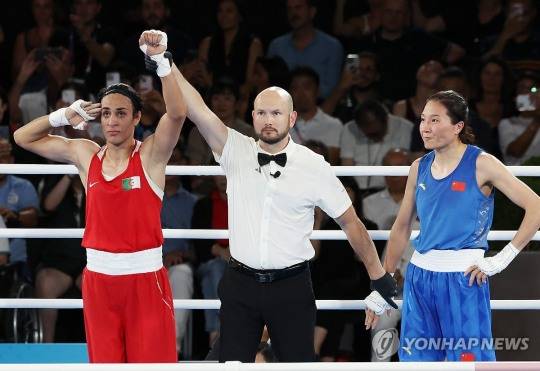 2024 파리올림픽 복싱 여자 66kg급 결승전에서 성별 논란에 휩싸였던 알제리의 이마네 칼리프(붉은색)가 중국의 양류를 상대로 승리를 거두고 있다. 가운데는 심판. [연합뉴스 자료사진]