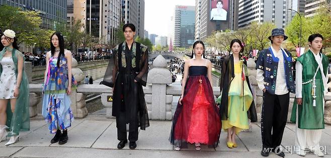 (서울=뉴스1) 김명섭 기자 = 12일 서울 청계천 일대에서 열린 한복 패션쇼에서 모델들이 도심을 배경으로 포즈를 취하고 있다.   한국관광공사가 마련한 이번 패션쇼는 다음 달 12일까지 청계천 소재 한국관광 홍보관 하이커 그라운드에서 열린는  '2023∼2024 한국방문의 해' 기념 팝업인 '코리아 익스프레스 로드'(Korea Express Road)의 일환이다. 2024.4.12/뉴스1  Copyright (C) 뉴스1. All rights reserved. 무단 전재 및 재배포,  AI학습 이용 금지. /사진=(서울=뉴스1) 김명섭 기자