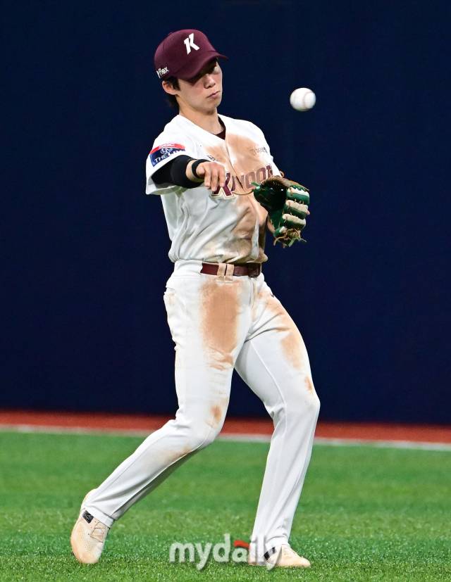 2024년 7월 16일 서울 고척스카이돔에 '2024 신한 SOL Bank KBO리그' KT 위즈와 키움 히어로즈의 경기가 열렸다. 키움 2루수 김혜성이 수비하고 있다./마이데일리