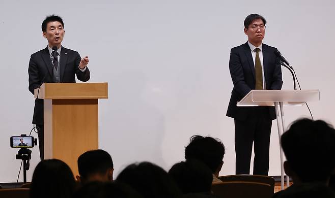 김용현 전 국방부 장관 변호인단인 법무법인 자유서울의 유승수(오른쪽), 이하상 변호사가 26일 오전 서울 서초구 한국컨퍼런스센터에서 기자회견을 하고 있다. [연합]