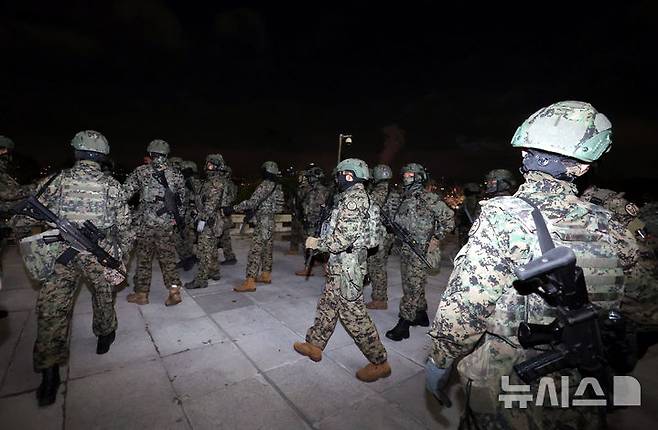 [서울=뉴시스] 조성봉 기자 = 지난 4일 서울 여의도 국회 내부로 계엄군이 진입을 시도하고 있다. 2024.12.04. suncho21@newsis.com