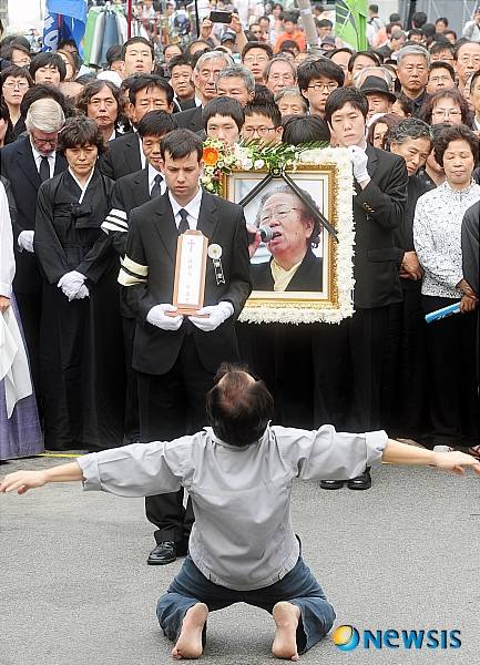 [서울=뉴시스] 전두환 신군부에 의해 계엄법 위반 혐의로 징역형을 선고받은 전태일 열사의 어머니 고(故) 이소선 여사와 남동생 전태삼씨가 44년 만에 무죄를 확정받았다. 사진은 지난 2011년 9월7일 오후 서울 청계천 전태일다리에서 열린 이 여사 노제에서 한 무용수가 슬픔을 온 몸으로 표현하고 있는 모습. 2011.09.07. photo@newsis.com