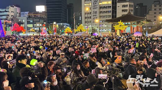 7일 오후 광주 동구 5·18민주광장에서 시민 수천 명이 총궐기대회에 참석해 윤석열 대통령의 탄핵을 촉구하고 국민의힘 의원들의 윤석열 대통령 탄핵소추안 투표 거부 행동을 규탄하고 있다. 김수진 기자