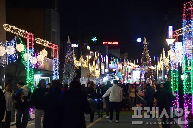 ▲제6회 담양 산타축제가 약 8만여명이 참여한 가운데 지난 25일 성황리에 폐막했다ⓒ담양군