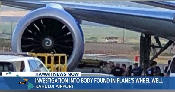 24일(현지시간) 시카고 오헤어 국제공항을 이륙해 마우이섬 카훌루이 공항에 착륙한 유나이티드 항공 202편의 랜딩기어(항공기 동체와 바퀴를 연결하는 구조물) 수납공간에서 시신 한 구가 발견됐다. 사진은 시신이 발견된 랜딩기어 격납고. 하와이 뉴스 나우 영상 캡처