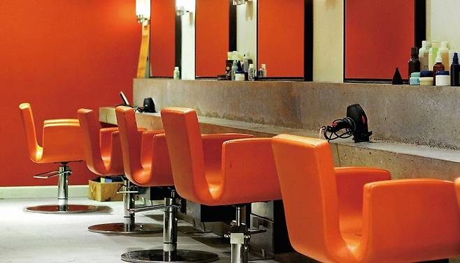 헤어 스타일링은 눈 깜짝할 사이에 많은 지출을 발생시킨다.[사진 | 게티이미지뱅크]