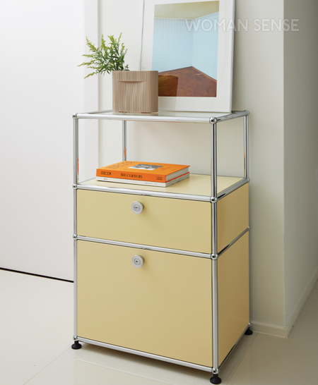 공간 활용도가 높은 레몬 버터 컬러의 서랍형 사이드 협탁은 디엘로 모듈가구 1×3. 무토의 릿지 플랜터와 더포스터클럽의 포스터 액자는 에잇컬러스.