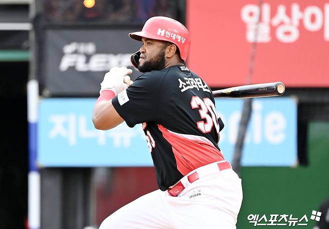 KIA 구단은 26일 계약금 20만 달러, 연봉 80만 달러 등 총액 100만 달러에 위즈덤 영입을 공식 발표했다. 그리고 기존 외국인 타자 소크라테스 브리토에 대한 보류권을 포기할 계획이다. 엑스포츠뉴스 DB