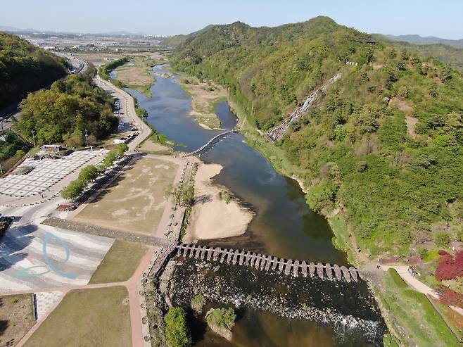 드론으로 촬영한 농다리 일원  [진천군 제공. 재판매 및 DB 금지]