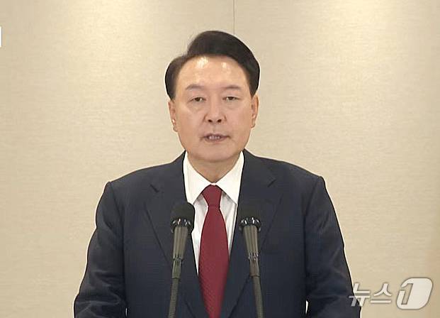 윤석열 대통령이 12일 서울 용산 대통령실 청사에서 대국민 담화를 발표하고 있다. (YTN 캡처) 2024.12.12/뉴스1 ⓒ News1 송원영 기자