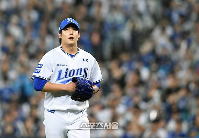 삼성 선발투수 원태인이 대구삼성라이온즈파크에서 열린 LG와 2024 KBO 플레이오프 2차전 7회초 마운드에서 내려가고 있다. 대구 | 박진업 기자 upandup@sportsseoul.com