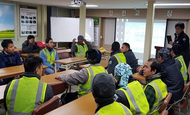 우원개발이 케이바이오헬스케어와 협력해 외국인 근로자들의 안전관리를 위한 'AI 모델링을 활용한 다국어 음성 지원 안전 교육'을 도입했다. 우원개발 외국인 근로자들이 교육을 받는 모습. /우원개발