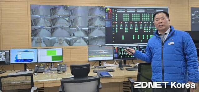 김중곤 지티엑스에이운영 종합상황센터장이 종합상황센터를 설명하고 있다.