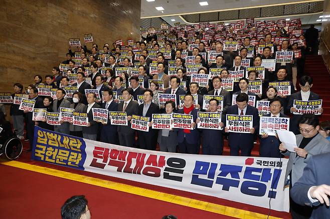 권성동 당대표 권한대행 겸 원내대표를 비롯한 국민의힘 의원들이 27일 오후 서울 여의도 국회에서 열린 제420회 국회(임시회) 제2차 본회의에서 한덕수 대통령 권한대행 국무총리 탄핵소추안 표결을 규탄하며 구호를 외치고 있다. /뉴스1