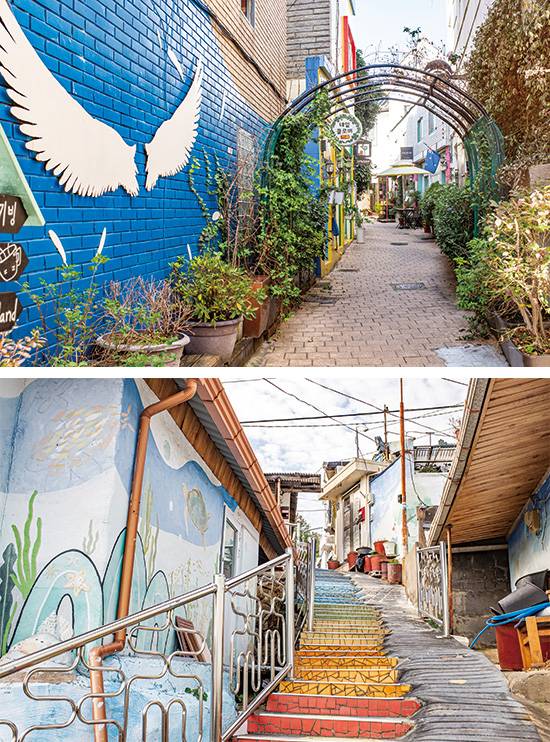 (위)화려하게 칠해진 골목을 걷는 재미가 있는 창동 (아래)가고파꼬부랑길벽화마을에 그려진 벽화