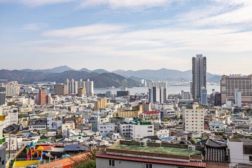 문신기념관에서 바라본 마산 시내와 바다