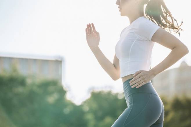 유산소 운동을 하는 여성을 나타낸 이미지. 게티이미지뱅크