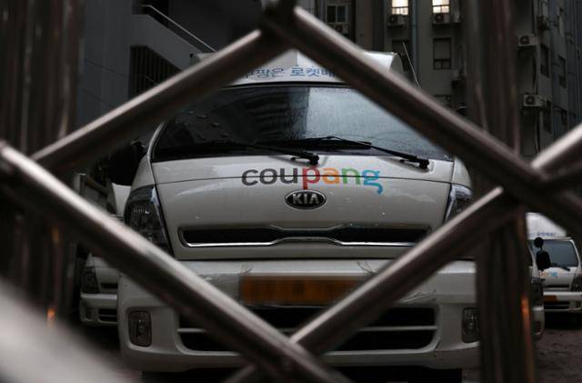 쿠팡이 채용 제한을 목적으로 '블랙리스트'를 작성했다는 의혹이 제기된 가운데 올해 2월 15일 서울 시내 한 주차장에 쿠팡 배송 차량이 주차돼 있다. 연합뉴스