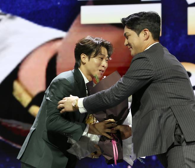 LG 오지환이 지난 13일 서울 강남구 코엑스 오디토리움에서 열린 2024 골든글러브 시상식에서 유격수 부문 수상자 KIA 박찬호에게 축하 꽃달발을 건네고 있다. 정시종 기자 capa@edaily.co.kr