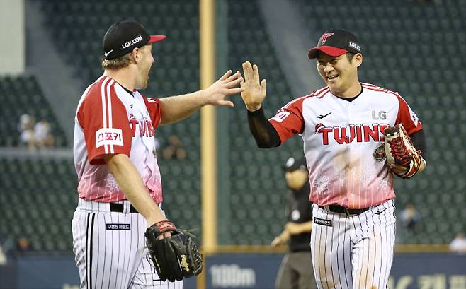 <yonhap photo-6520="">(서울=연합뉴스) 김인철 기자 = 17일 서울 잠실야구장에서 열린 2024 프로야구 KBO리그 SSG 랜더스와 LG 트윈스의 경기. 4회 초 LG 선발 엔스가 호수비를 보여준 유격수 오지환과 하이파이브를 하고 있다.</yonhap>