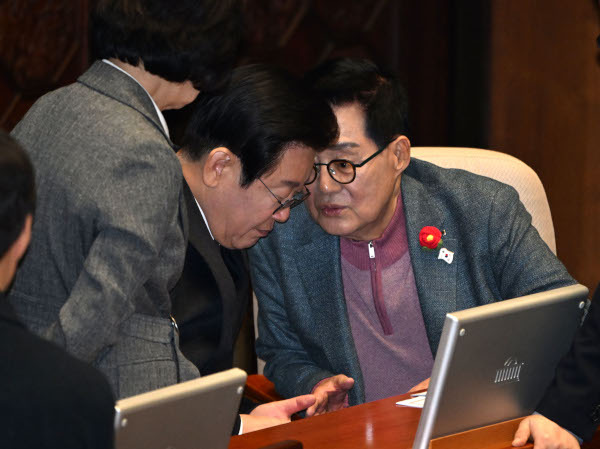 이재명 더불어민주당 대표가 26일 국회 본회의장에서 헌법재판관 후보자 3인에 대한 임명동의안 표결 도중 박지원 의원과 대화하고 있다. 최현규 기자