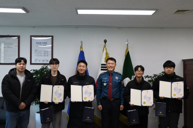 서울 강북경찰서장이 지난 18일 시각장애 할머니를 도운 중학생들에게 감사장을 수여하고 있다. 강북서 제공