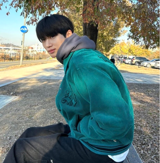 한일 팬층이 두터운 배우 변우석이 본인 소셜미디어 계정에 올린 디스이즈네버댓 착장샷.(본인 인스타 계정 캡처)