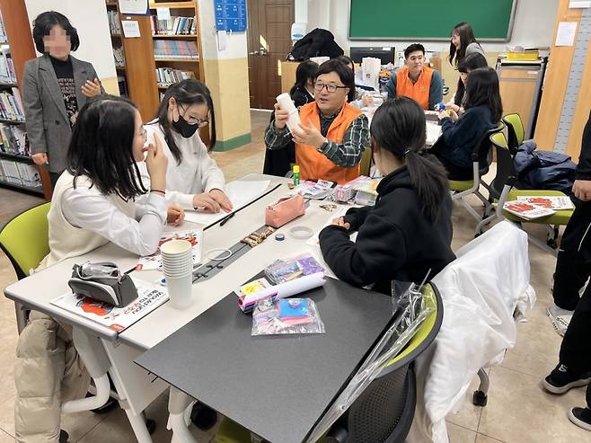 19일 전남 여수 개도중학교에서 열린 '우주항공 과학교실'에 참가한 한화에어로스페이스 임직원과 학생들이 지구 환경과 효율을 생각한 지속 가능한 항공우주선을 만들고 있는 모습./사진=한화에어로스페이스 제공