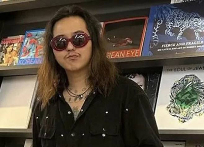 대인기피증 등 정신질환으로 대체복무한 아이돌그룹 위너 송민호가 지난해 여름 강원도 양양과 고성에서 열린 파티에 참석한 것으로 전해졌다. 파티에서 포착된 그의 사진을 보면 장발을 한 채 웃통을 벗고 있다. 사진은 대체 복무 중 장발로 논란이 된 송민호 사진. /사진=온라인 커뮤니티
