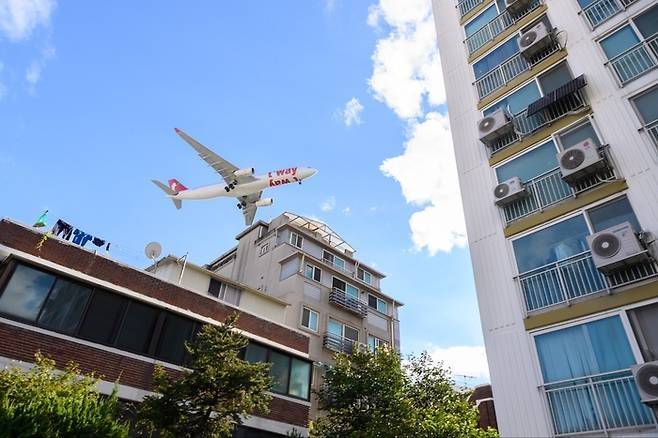 서울 양천구 신월동 한 주택가 하늘 위로 항공기가 비행하고 있다. [양천구 제공]