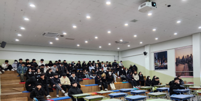 17일 인천부흥고등학교에서 부동산 기초교육을 수강하고 있는 고3 예비졸업생 모습. [HUG 제공]