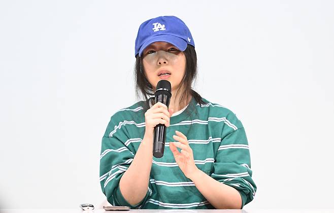 민희진 어도어 대표가 4월 25일 오후 서울 서초구 한국컨퍼런스센터에서 어도어 경영권 탈취와 관련한 기자회견을 하고 있다. 하이브는 지난 22일 민 대표 등 어도어 경영진의 경영권 탈취 시도 정황을 파악하고 감사에 착수했다. 임세준 기자