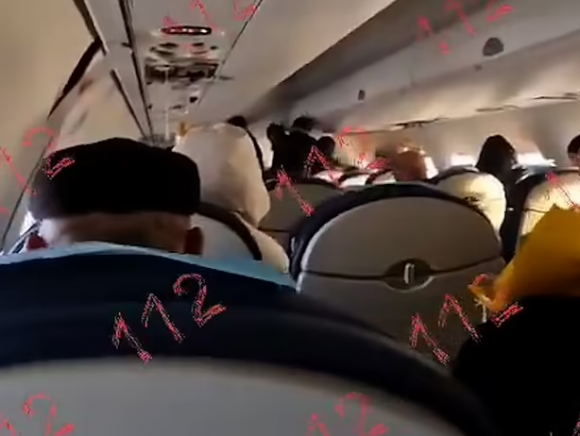최소 38명이 사망한 아제르바이잔 항공 여객기 추락사고 당시 비행기에 타고 있던 한 남성(왼쪽)이 아내에게 보낸 ‘마지막 영상 메시지’ 속 영상. 혼란스러운 기내 모습이 담겨 있다. SNS 영상 캡처