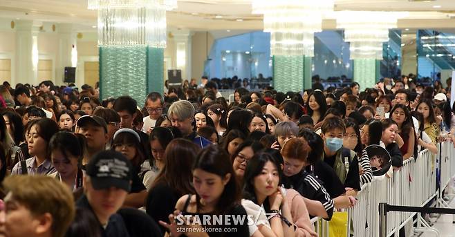 '제 9회 아시아 아티스트 어워즈'(The 9th Asia Artist Awards, 이하 'AAA 2024')'가 열리는 27일 오후 태국 방콕 임팩트 챌린저 홀 1-2(IMPACT Challenger Hall 1-2)에서 팬들이 입장을 기다리고 있다.  /사진=김창현 chmt@