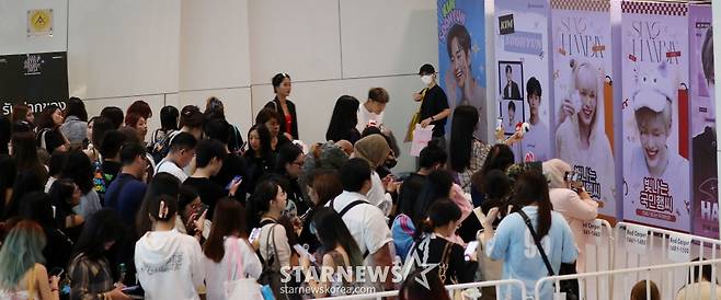 '제 9회 아시아 아티스트 어워즈'(The 9th Asia Artist Awards, 이하 'AAA 2024')'가 열리는 27일 오후 태국 방콕 임팩트 챌린저 홀 1-2(IMPACT Challenger Hall 1-2)에서 팬들이 입장을 기다리고 있다.  /사진=김창현 chmt@