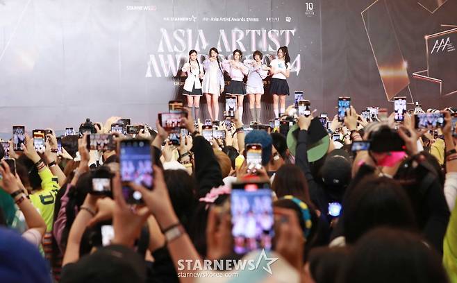 2024 AAA, 뉴진스 응원하는 세계 각국의 팬들[★포토]