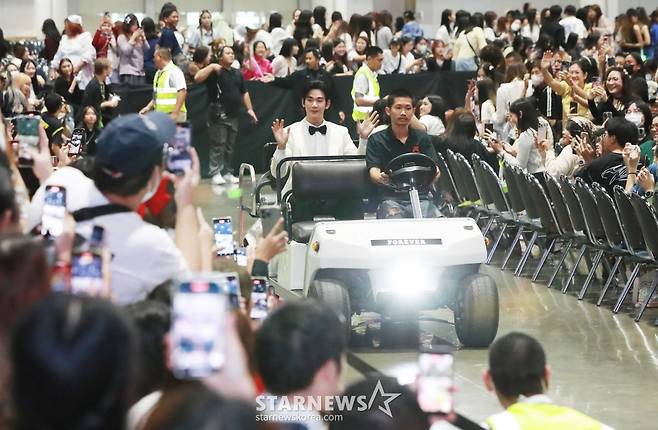 김수현 '버기카 타고 AAA'[★포토]