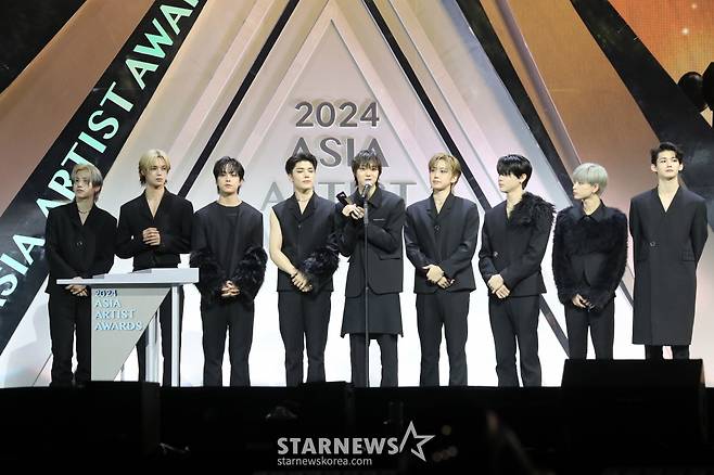 그룹 엔팀이 27일 오후 태국 방콕 임팩트 챌린저 홀 1-2(IMPACT Challenger Hall 1-2)에서 열린 '제 9회 아시아 아티스트 어워즈'(The 9th Asia Artist Awards')' 에서 AAA Icon 상을 수상하고 소감을 말하고 있다.  2024.12.27 /사진=임성균 tjdrbs23@