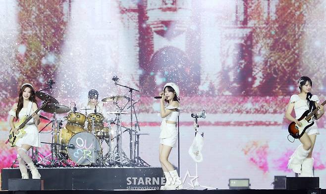 밴드 QWER이 27일 오후 태국 방콕 임팩트 챌린저 홀 1-2(IMPACT Challenger Hall 1-2)에서 진행된 '제 9회 아시아 아티스트 어워즈'(The 9th Asia Artist Awards, 이하 'AAA 2024')'에 참석해 멋진 무대를 선보이고 있다. 2024.12.27 /사진=김창현 chmt@