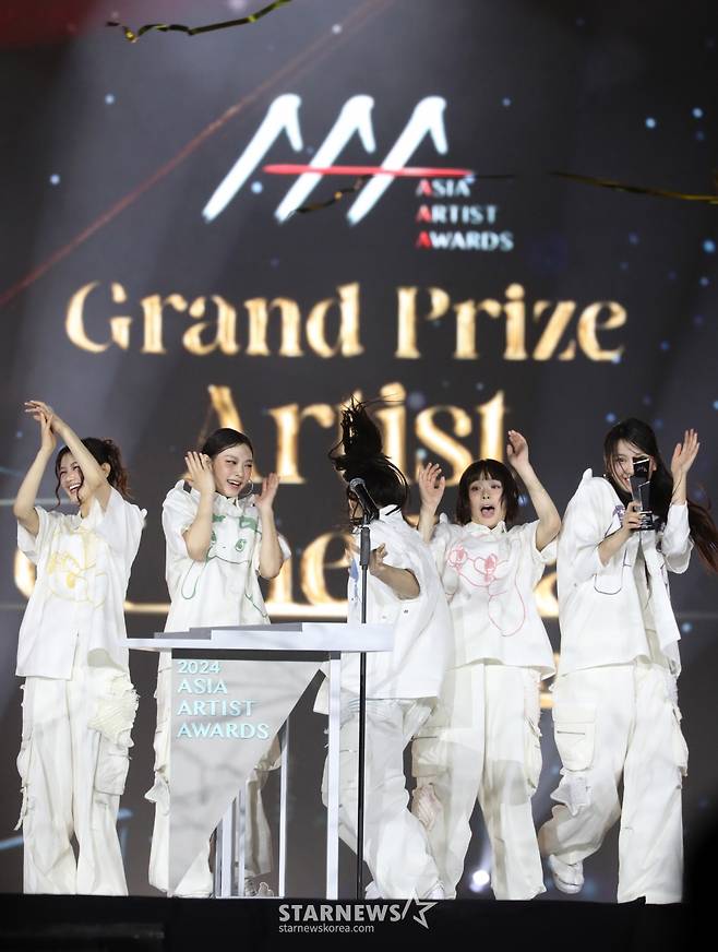 뉴진스 '폭죽에 놀라는 모습도 즐거워~'[★포토]