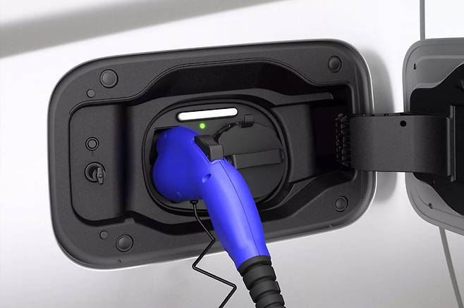 토요타 알파드 PHEV 충전구