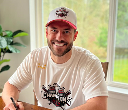 KIA 새 외국인 타자 패트릭 위즈덤이 우승 기념 티셔츠와 모자를 착용하고 공식 계약 사진을 찍었다. KIA 타이거즈