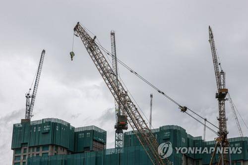 서울의 한 아파트 공사현장에 설치된 크레인 [연합뉴스 자료사진]