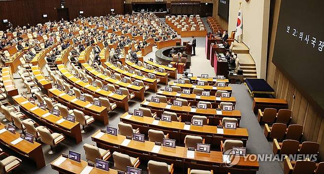 한덕수 대통령 권한대행 국무총리 탄핵안 보고하는 정명호 국회 의사국장 (서울=연합뉴스) 김주형 기자 = 정명호 국회 의사국장이 26일 열린 국회 본회의에서 더불어민주당이 발의한 한덕수 대통령 권한대행 국무총리에 대한 탄핵소추안과 관련해 보고하고 있다. 2024.12.26 kjhpress@yna.co.kr