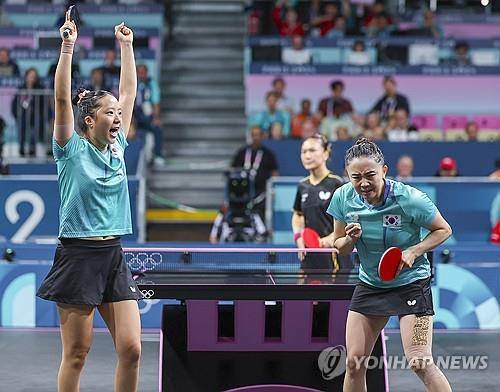 파리 올림픽 여자복식 나선 전지희(오른쪽)와 신유빈  [연합뉴스 자료 사진]